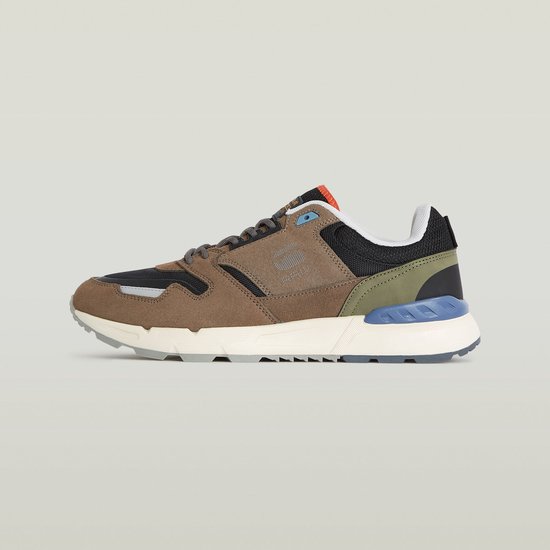 Zijaanzicht van een G-Star sneaker in beige suède en zwart mesh met blauwe en groene accenten.