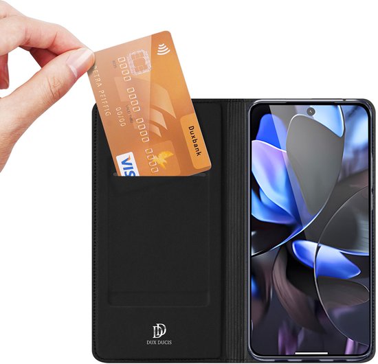 Une main glisse une carte de crédit dans l'étui noir Dux Ducis. Le téléphone, avec un fond abstrait, est visible.
