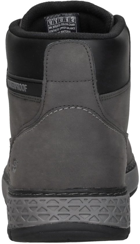 Achterkant van een donkergrijze veterschoen met 'WATERPROOF'-opschrift en maatlabel.