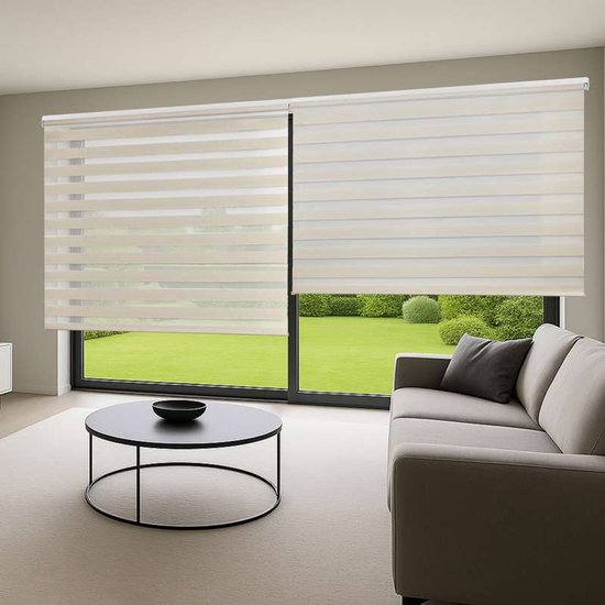 Woonkamer met twee crèmekleurige duo rolgordijnen met horizontale banen.