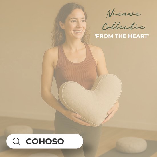Vrouw met een bruin topje en olijfgroene legging die een beige hartvormig kussen vasthoudt.