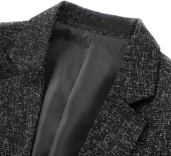 Detail van de kraag en revers van een donkergrijs jewelsteek blazer met een gladde, donkere voering.