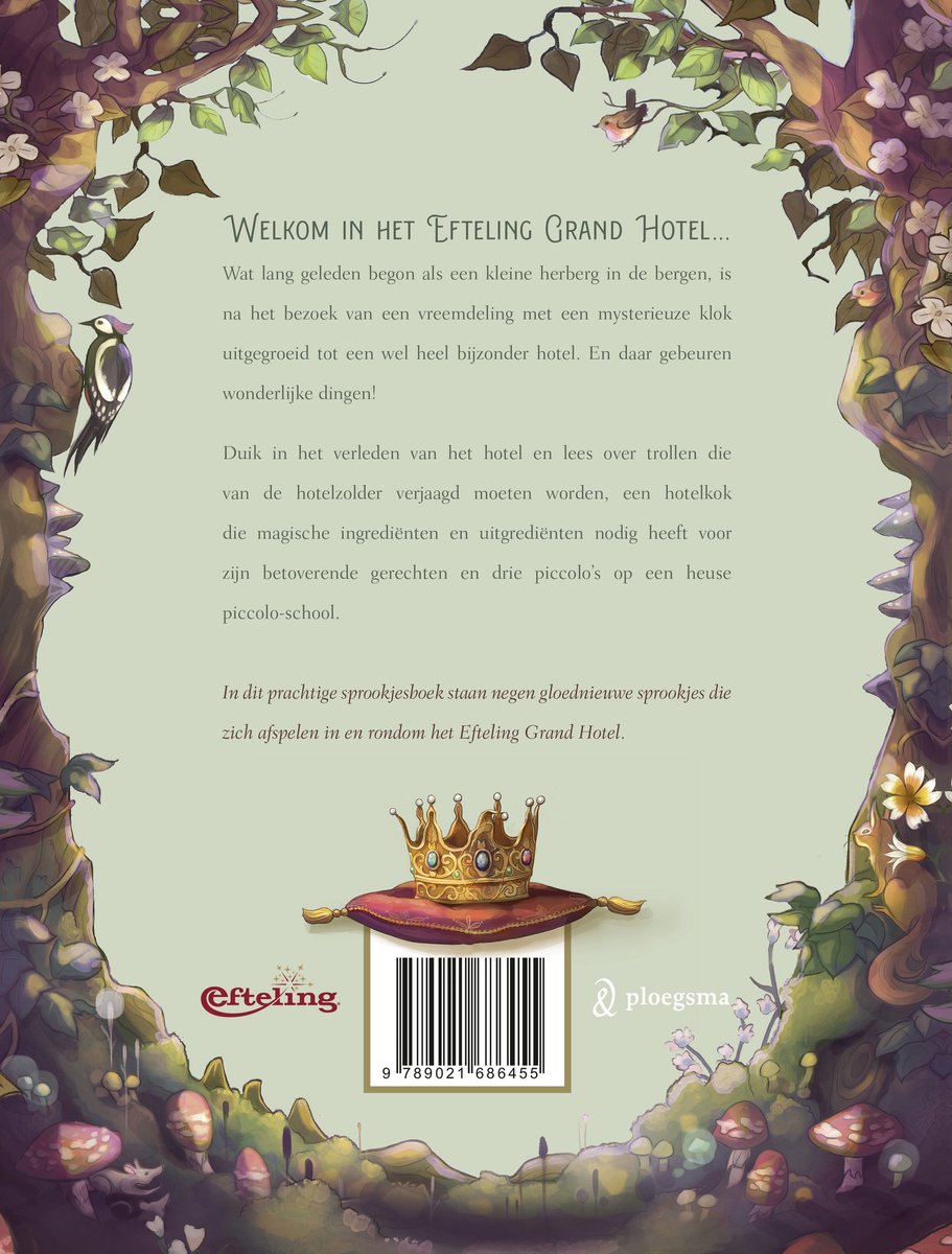 Achterkant van een boek met de titel "Welkom in het Efteling Grand Hotel". Met een kroon op een kussen, barcode en logo's.
