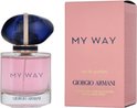 Glazen parfumfles met lichtroze vloeistof naast een roze doos met 'MY WAY' en 'GIORGIO ARMANI' in donkerblauwe letters.