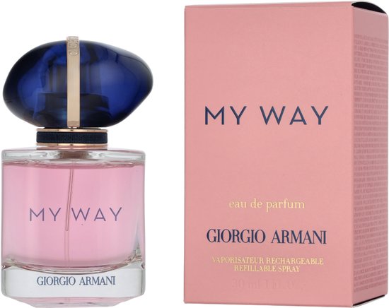 Glazen parfumfles met lichtroze vloeistof naast een roze doos met 'MY WAY' en 'GIORGIO ARMANI' in donkerblauwe letters.