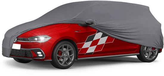 Rode sportauto met grijze autohoes en ruitvormige decoratie op zijkant.
