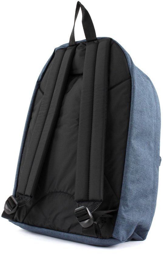 Zij aanzicht van de achterkant van een blauwe Eastpak rugzak met textuur.