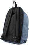Zij aanzicht van de achterkant van een blauwe Eastpak rugzak met textuur.