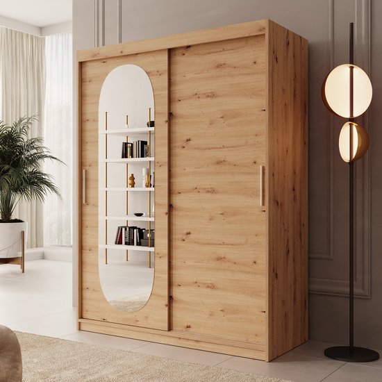 Houten kledingkast met schuifdeuren, waarvan één deur een ovale spiegel heeft. De kast is gevuld met boeken.