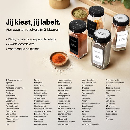 Quatre bocaux à épices en verre avec couvercles noirs, remplis d'épices. À côté de pots de poudre de paprika et d'ail.