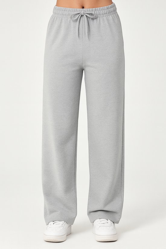 Voorkant van een wijde grijze joggingbroek met trekkoord en zakken.