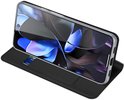 Étui de téléphone noir de style portefeuille, ouvert pour révéler un téléphone avec un fond d'écran abstrait bleu et violet.