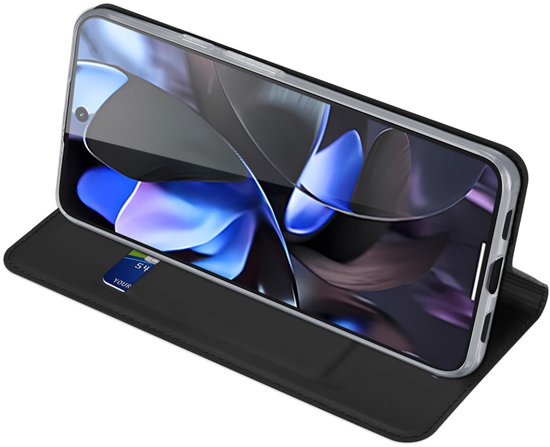 Étui de téléphone noir de style portefeuille, ouvert pour révéler un téléphone avec un fond d'écran abstrait bleu et violet.