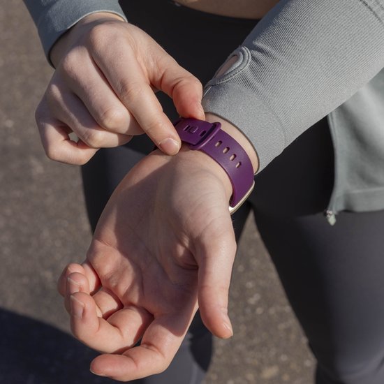 Bracelet Smartwatch Strap-it - Bracelet de montre en silicone adapté pour Fitbit Versa 3 / Fitbit Versa 4 / Fitbit Sense / Fitbit Sense 2 - violet foncé - Taille : Taille S