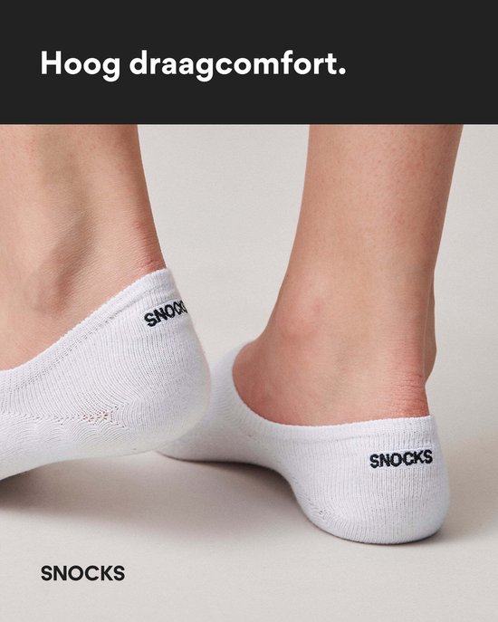 Gedetailleerde close-up van de hielen van witte enkelsokken met het "SNOCKS" logo op de achterkant.