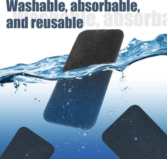 Zwart schuimfilter met twee gaten, wordt onder water ondergedompeld met opschrift 'Washable, absorbable, and reusable'.