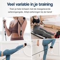 Collage van vrouwen die weerstandsbanden gebruiken voor diverse oefeningen.
