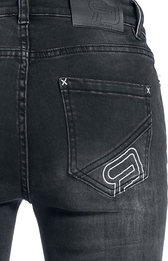 Detail van de achterzak van een donkergrijze jeans met logo-borduring en lichte wassing.