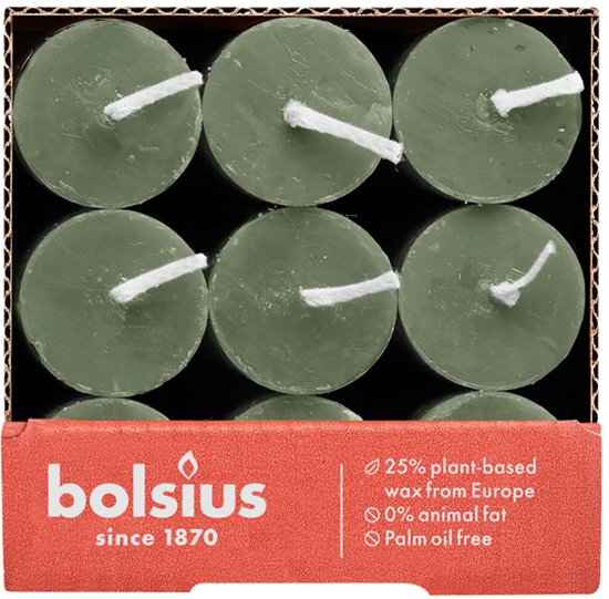 Rood kartonnen doosje met 6 olijfgroene, rustieke waxinelichtjes van Bolsius.
