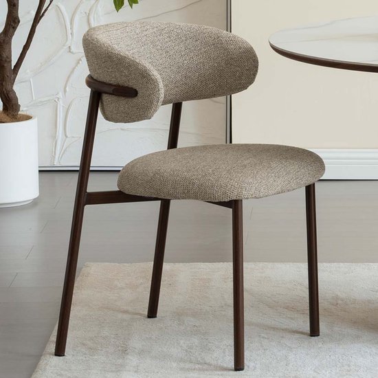 Chaise de salle à manger avec un dossier incurvé en tissu couleur sable et un cadre en bois foncé.
