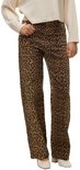 Model met luipaardprint jeans met wijde pijpen