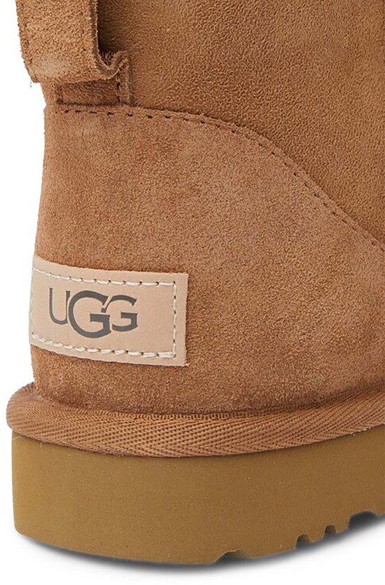 Bruine UGG laars met beige UGG label op de hiel.
