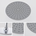 Detailopname van een 9-inch ronde douchekop met chromen rand en grijze sproeiers. Inzetstukken tonen de aansluiting en sproeiers.