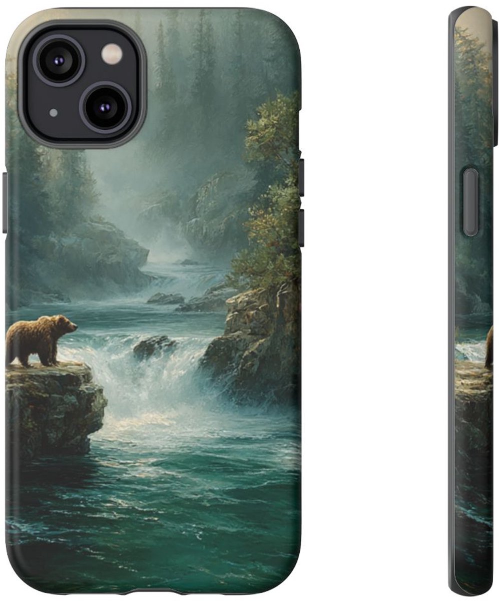 Bruine Beer bij Wild Stromende Rivier – Telefoonhoesje Geschikt voor iPhone 14 Plus