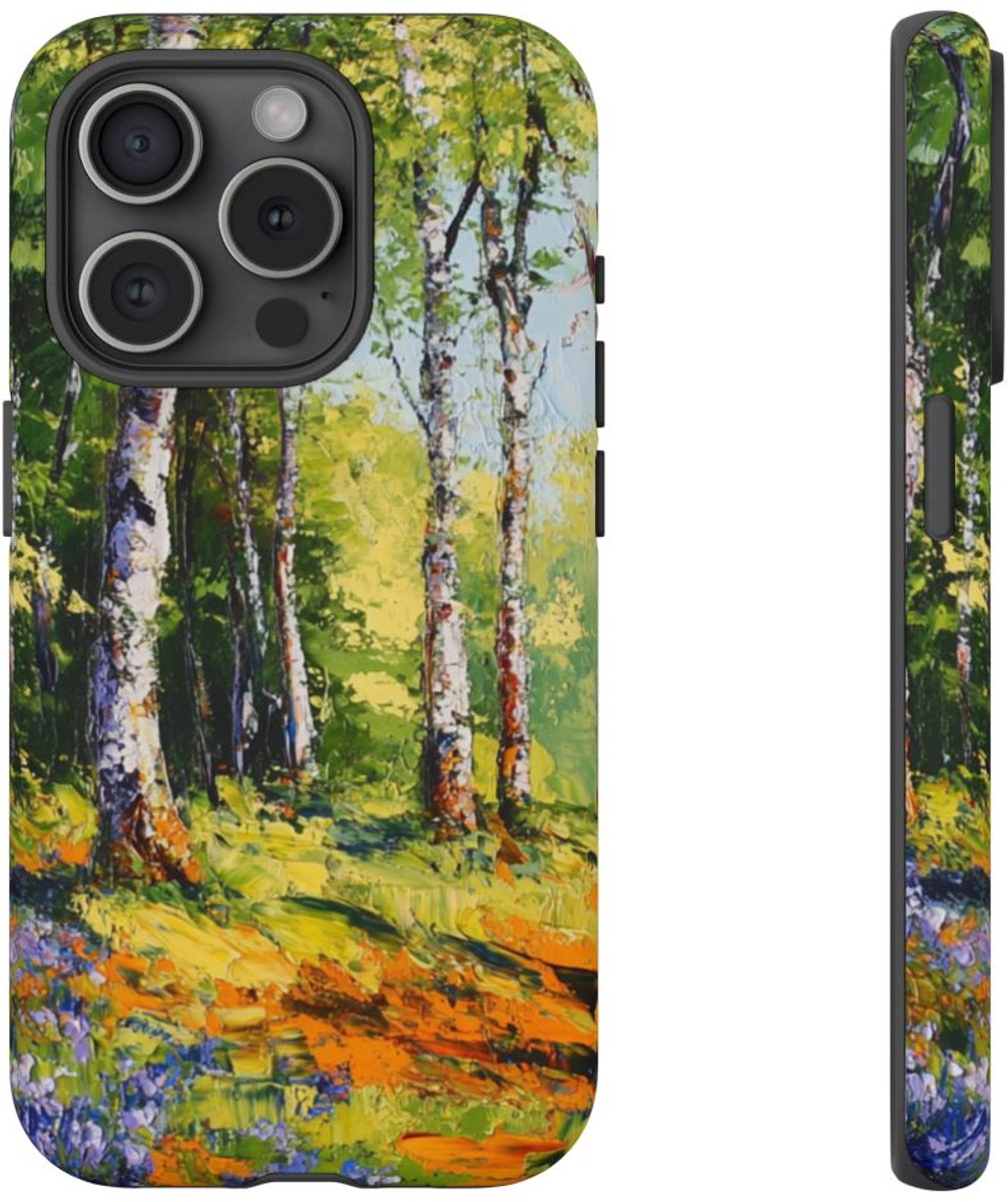 Levendig Boslandschap met Blauwe Hyacinten – Telefoonhoesje Geschikt voor iPhone 15 Pro