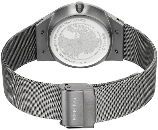 Achterkant van een grijs BERING horloge met mesh band, waterbestendig en saffierglas.