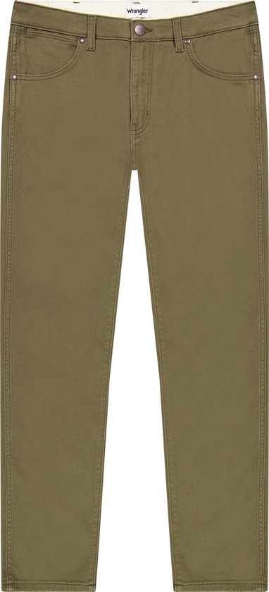 Voorkant van een olijfgroene Wrangler broek met Wrangler logo op de tailleband.