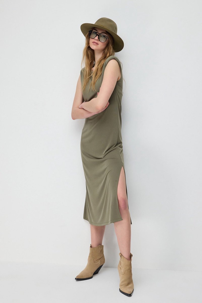 Robe mi-longue rembourrée fendue sur le côté