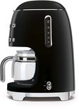 Zwarte SMEG filterkoffiemachine met glazen kan en waterniveau-indicator.