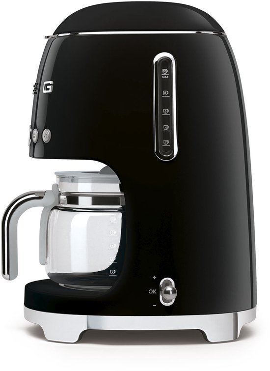 Zwarte SMEG filterkoffiemachine met glazen kan en waterniveau-indicator.