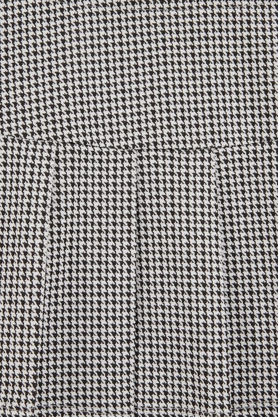 Detail van een zwart-wit geruite stof.