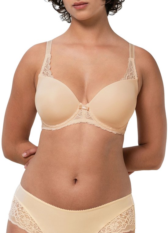 Model in een beige bh en bijpassende slip. De bh heeft kantaccenten op de schouderbandjes en langs de cups. De slip heeft kanten zijkanten.