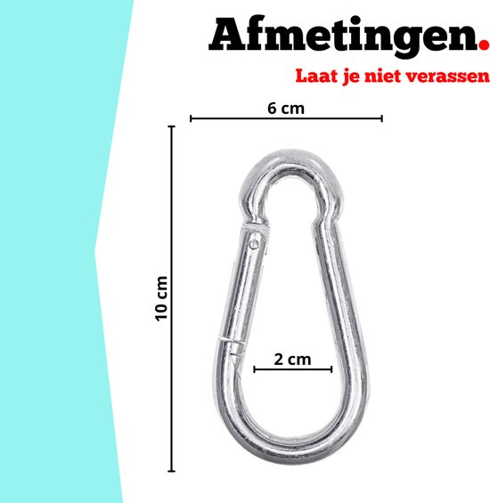 Zilveren karabijnhaak met afmetingen 10cm hoog, 6cm breed en 2cm diep.