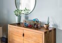 PLAYMOBIL Vespa garage speelset op een dressoir met planten.