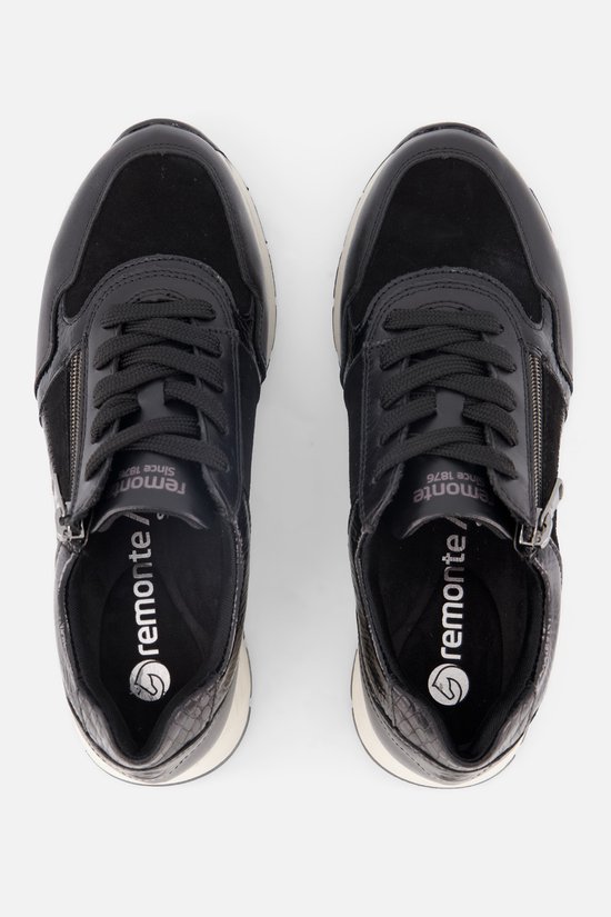 Bovenaanzicht van zwarte sneakers met veters, rits en crocoprint.