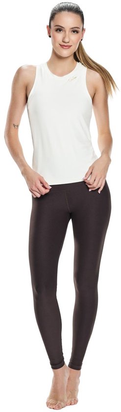 Model draagt een witte tanktop en een donkerbruine legging. Gouden 'Winshape' logo op de tanktop.
