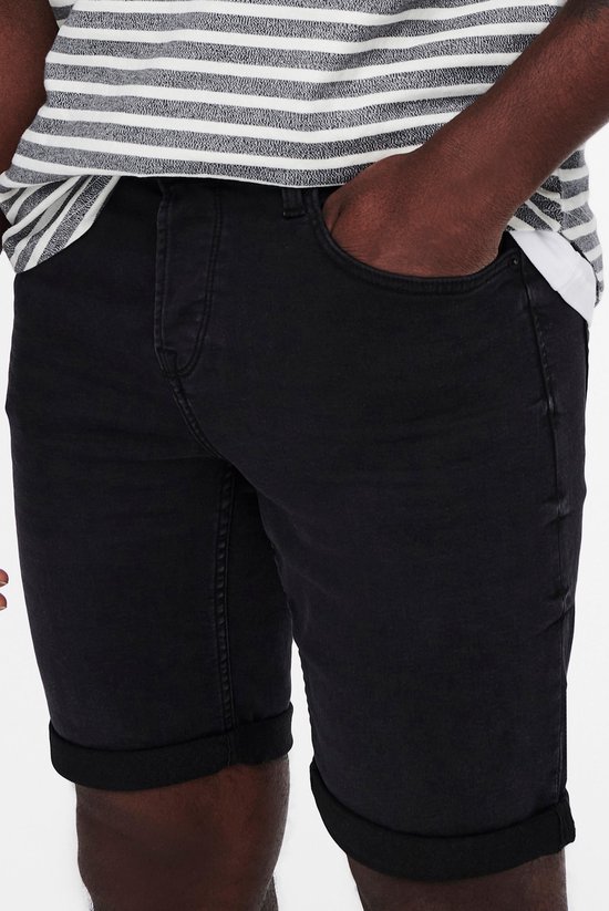 Close-up van zwarte denim shorts met opgerolde zoom.