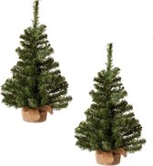Set van 2x stuks kleine volle kerstbomen in jute zak 60 cm - Kunst kerstbomen / kunstbomen