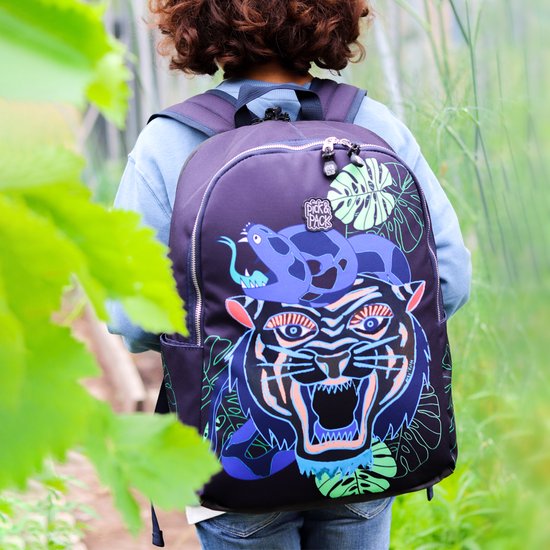 Kind met rugzak met tijger en slang print, buiten.