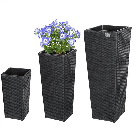 Drie donkergrijze polyrotan bloempotten met gevlochten textuur, één met blauw bloeiende plant.