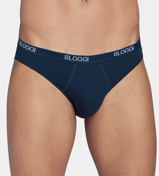 Donkerblauwe Sloggi Basic Mini slip, met op de tailleband herhaaldelijk het 'Sloggi' logo.