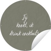 Tuincirkel Jij kookt, ik drink cocktails - Koken - Quotes - Spreuken - 150x150 cm - Ronde Tuinposter - Buiten