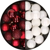 28x stuks kleine kunststof kerstballen wit en bordeaux rood 3 cm - kerstversiering