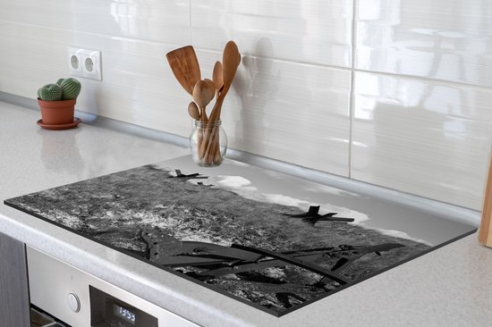 KitchenYeah® Inductie beschermer 76x51.5 cm - Franse duinen van Omaha Beach bij Stranden van D-Day in Europa - zwart wit - Kookplaataccessoires - Afdekplaat voor kookplaat - Inductiebeschermer - Inductiemat - Inductieplaat mat