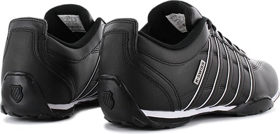 Achterkant van twee zwarte K-Swiss sneakers met witte strepen en logo.