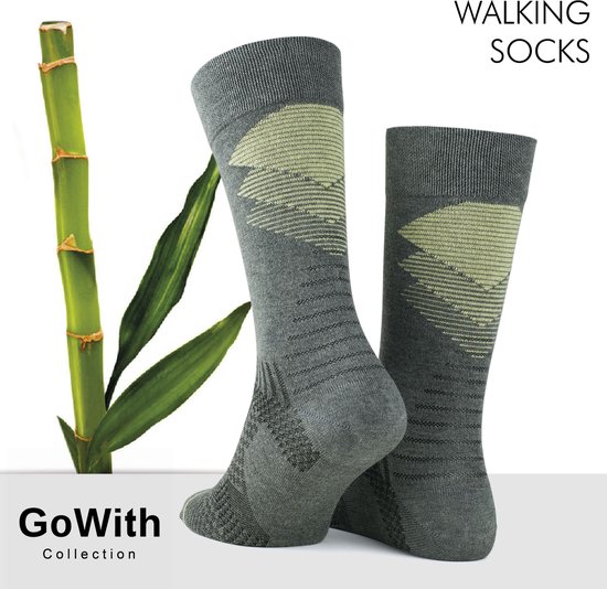 Twee grijze GoWith wandelsokken met lichtgeel grafisch patroon, naast een bamboestengel.